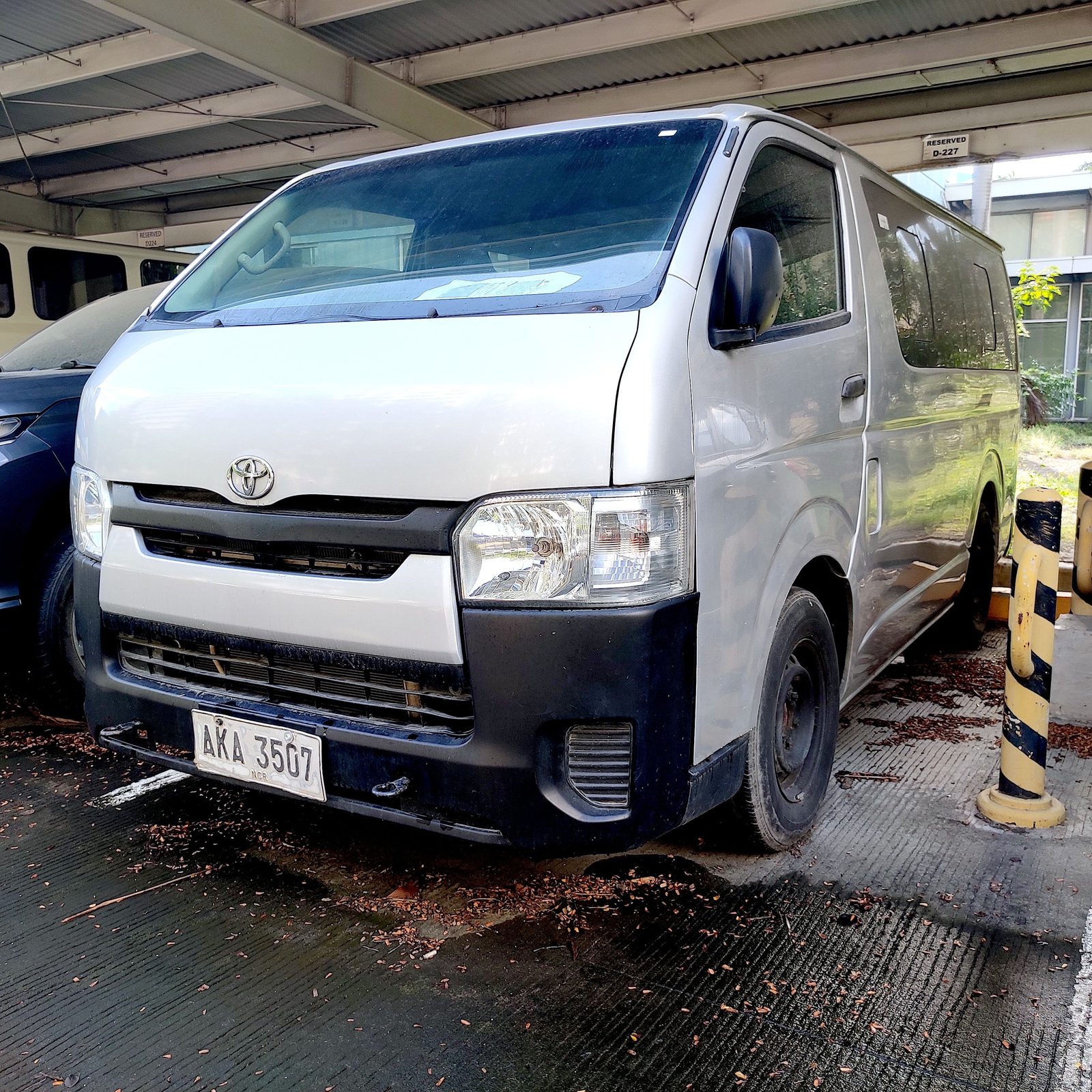 2015 Toyota Hiace Commuter 2.5L, M/T, DSL 53T