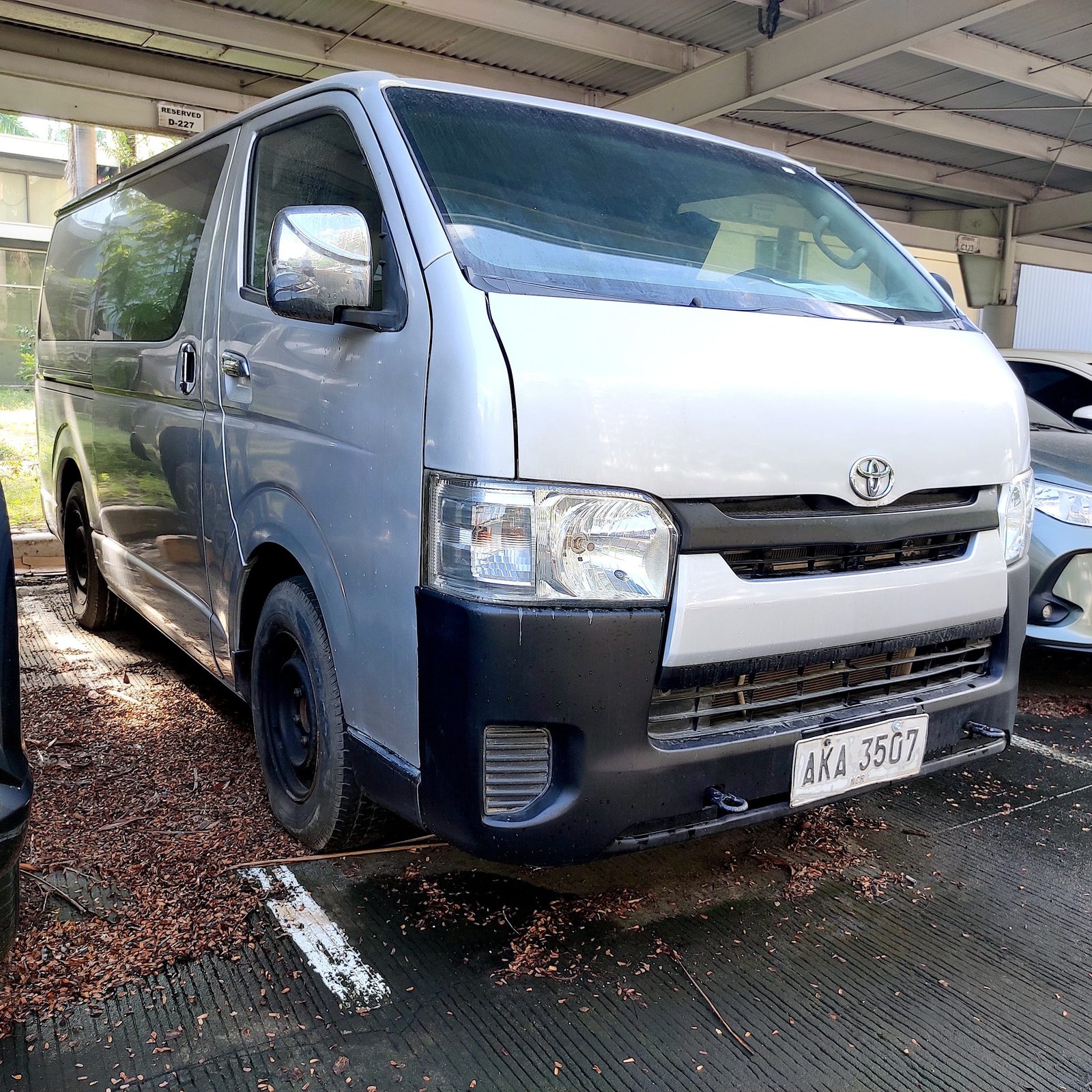 2015 Toyota Hiace Commuter 2.5L, M/T, DSL 53T photo 2