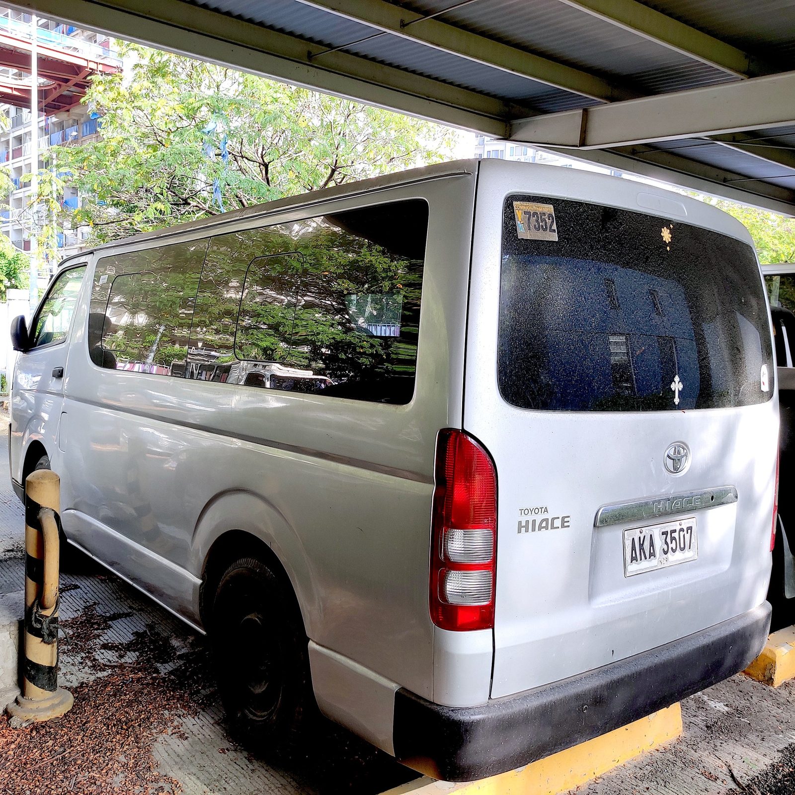 2015 Toyota Hiace Commuter 2.5L, M/T, DSL 53T photo 3