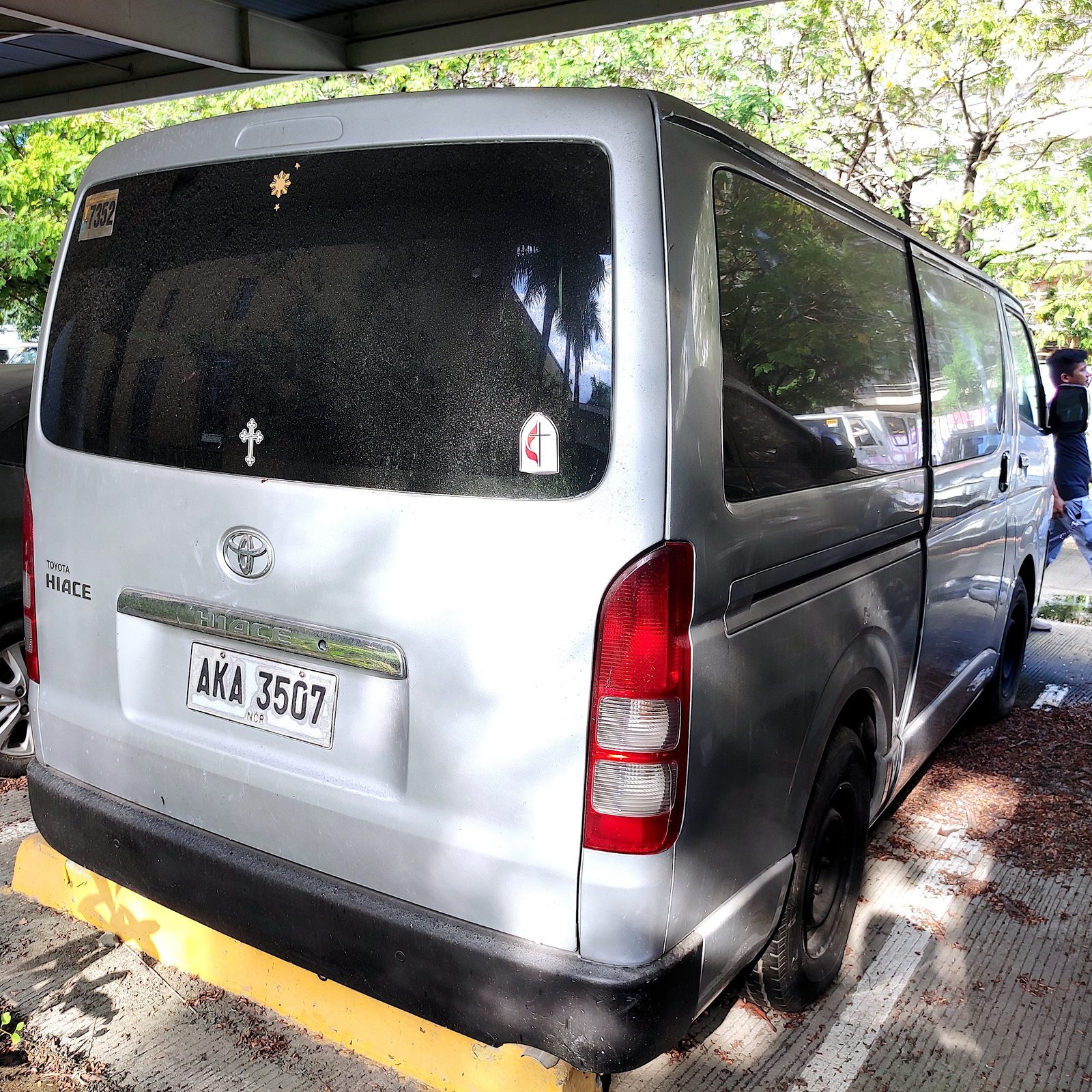 2015 Toyota Hiace Commuter 2.5L, M/T, DSL 53T photo 4