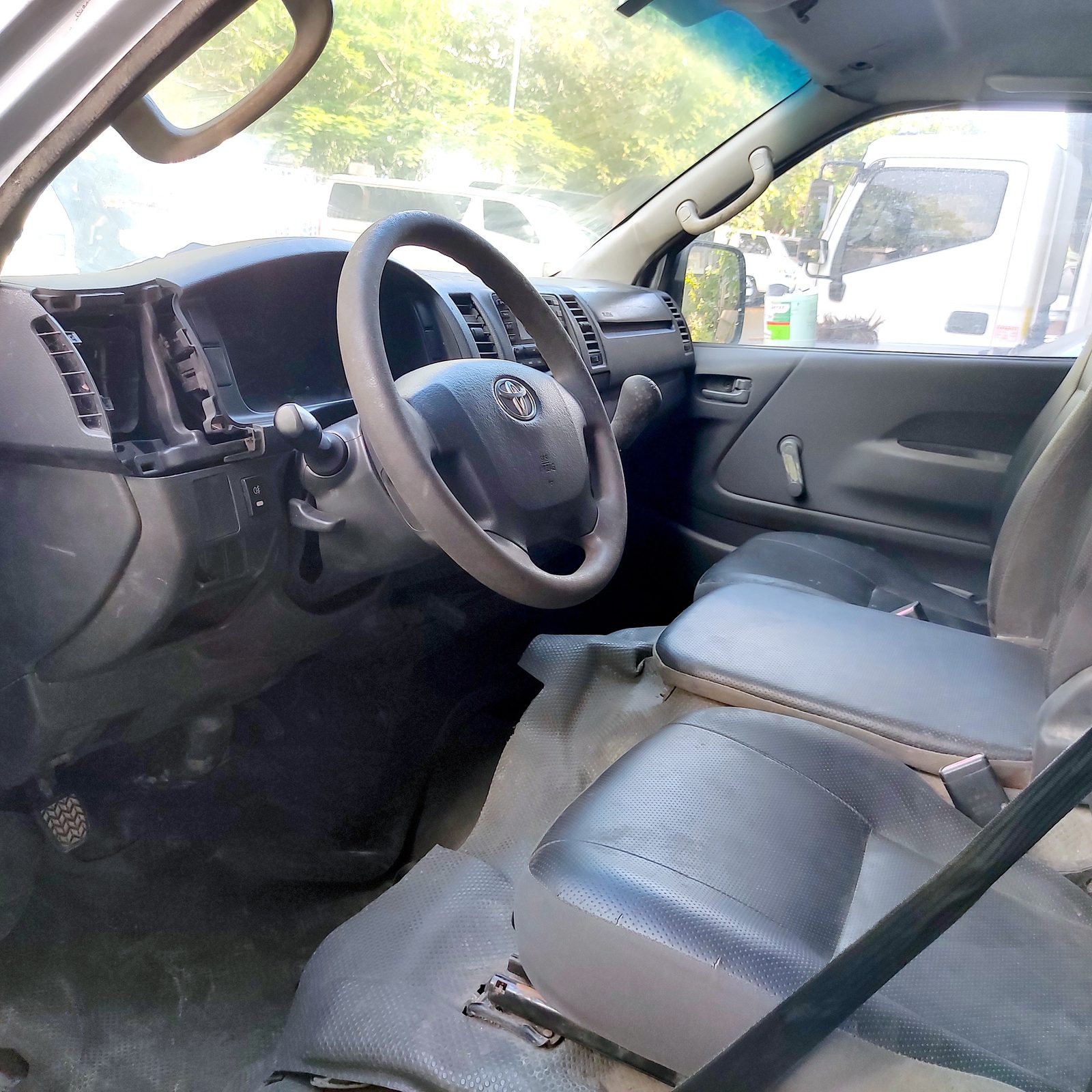 2015 Toyota Hiace Commuter 2.5L, M/T, DSL 53T photo 6