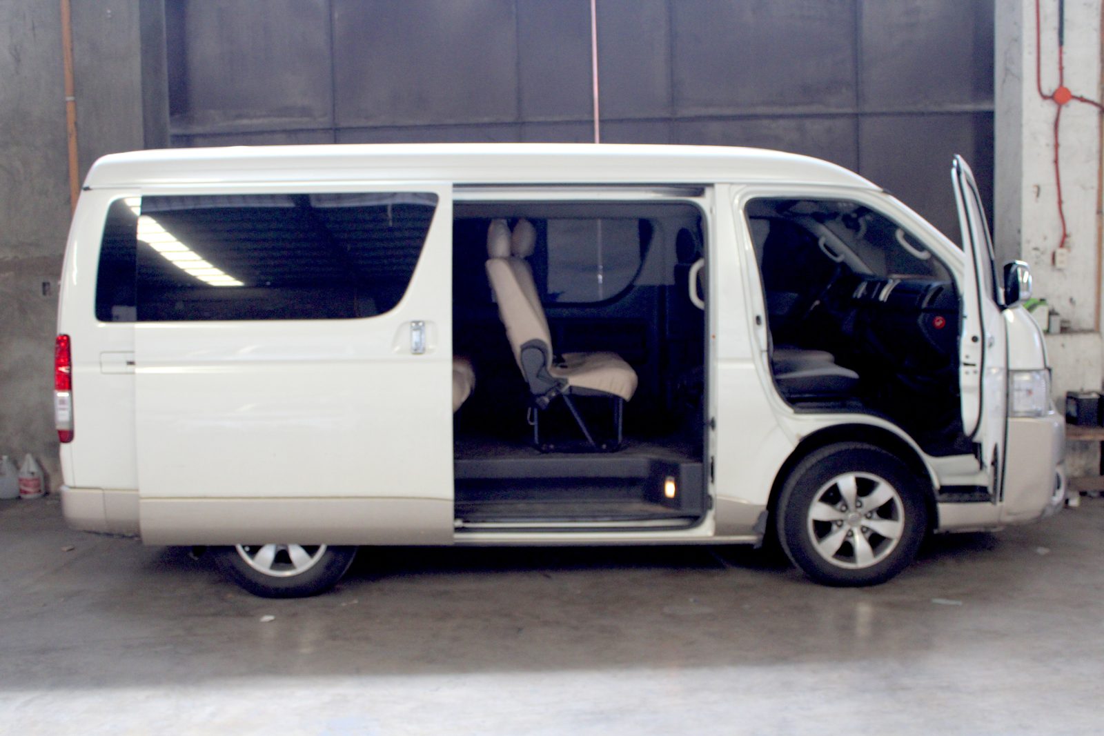 2017 Toyota Hi-Ace GL Grandia, M/T, Diesel, 301k photo 4