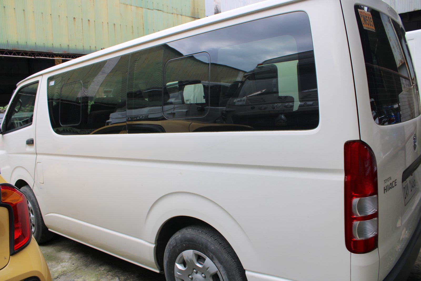 2020 Toyota Hiace Commuter 3.0L, MT, DSL 33T photo 3