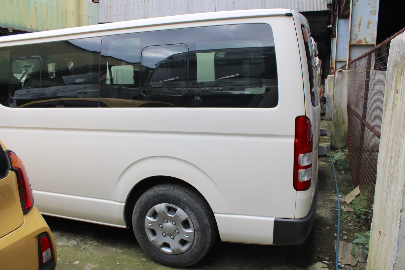 2020 Toyota Hiace Commuter 3.0L, MT, DSL 33T photo 5