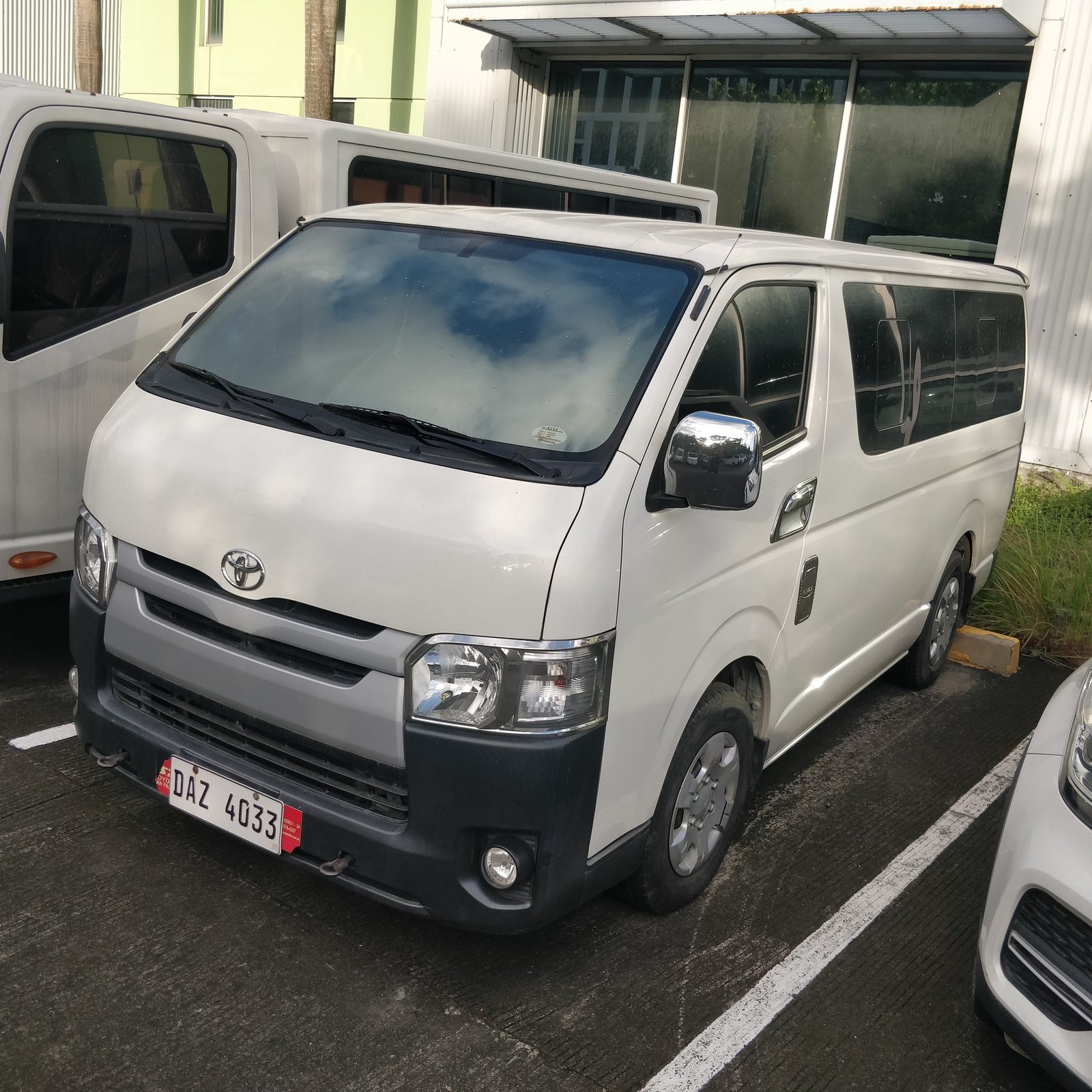 2020 Toyota Hiace Commuter, MT, DSL 113T photo 2