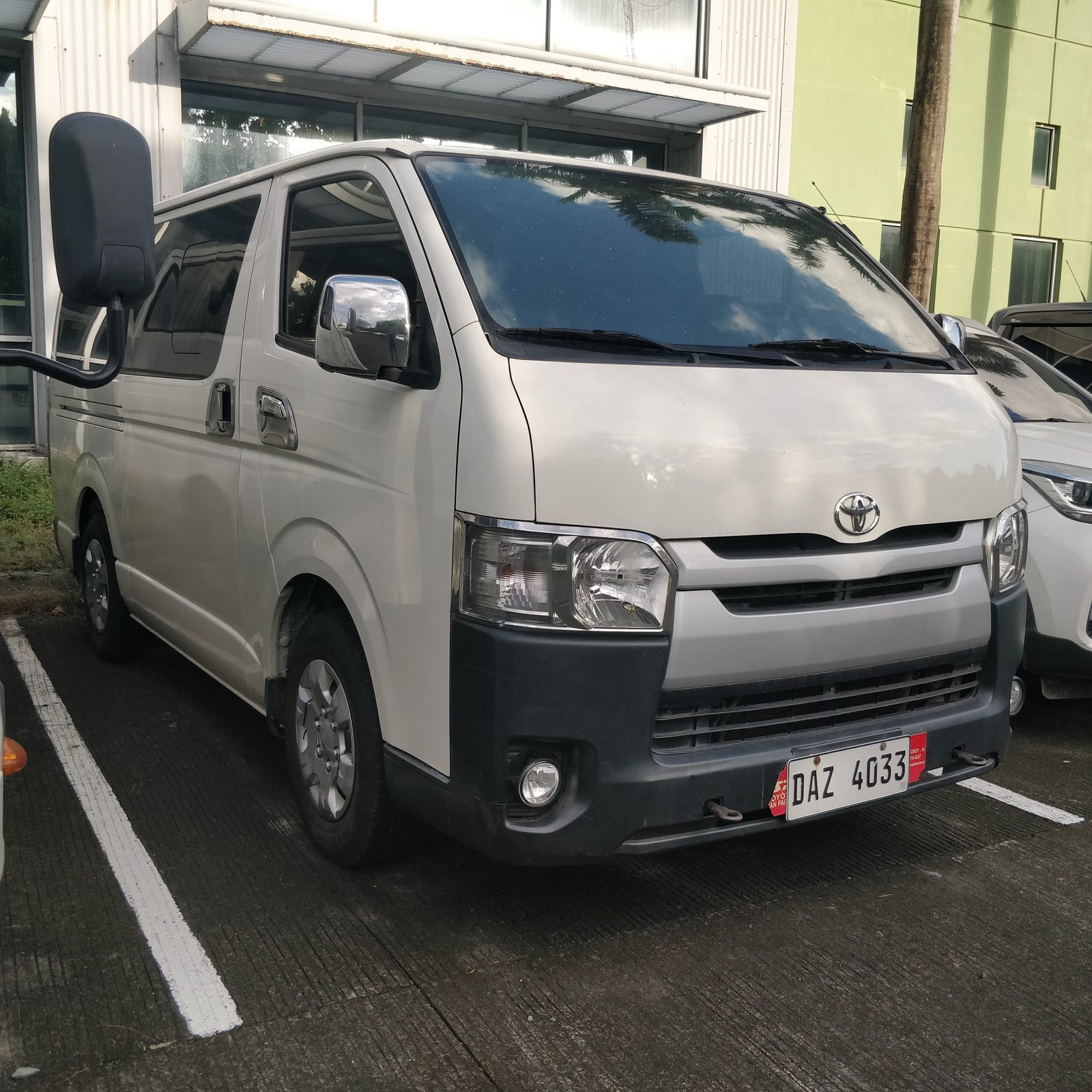 2020 Toyota Hiace Commuter, MT, DSL 113T photo 3