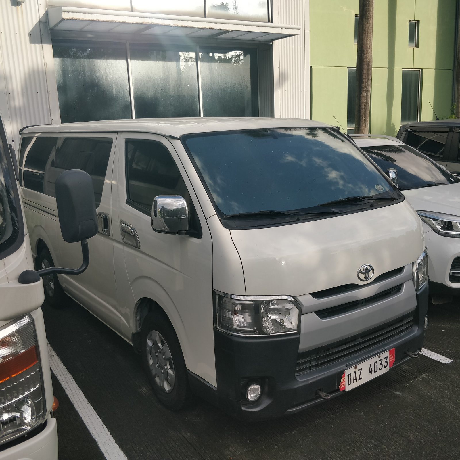 2020 Toyota Hiace Commuter, MT, DSL 113T photo 4