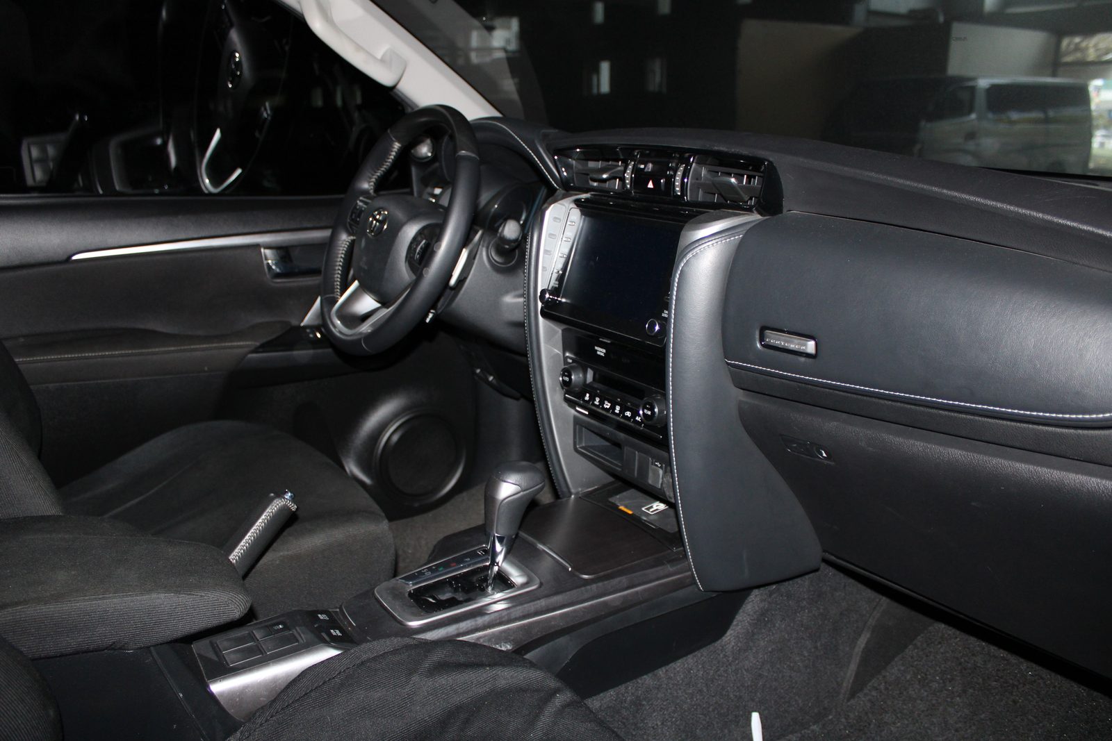 2021 Toyota Fortuner V 4x2 2.4L, AT, DSL 50T photo 11