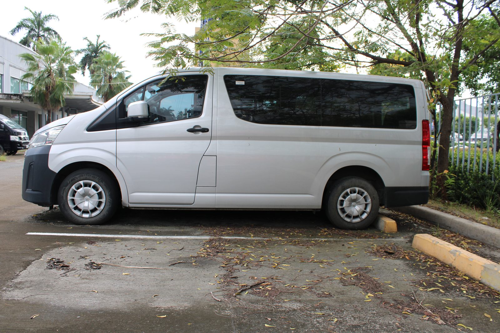 2022 Toyota Hiace Commuter Deluxe 2.8L, MT, DSL 36T photo 3