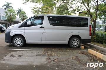 2022 Toyota Hiace Commuter Deluxe 2.8L, MT, DSL 36T photo 3