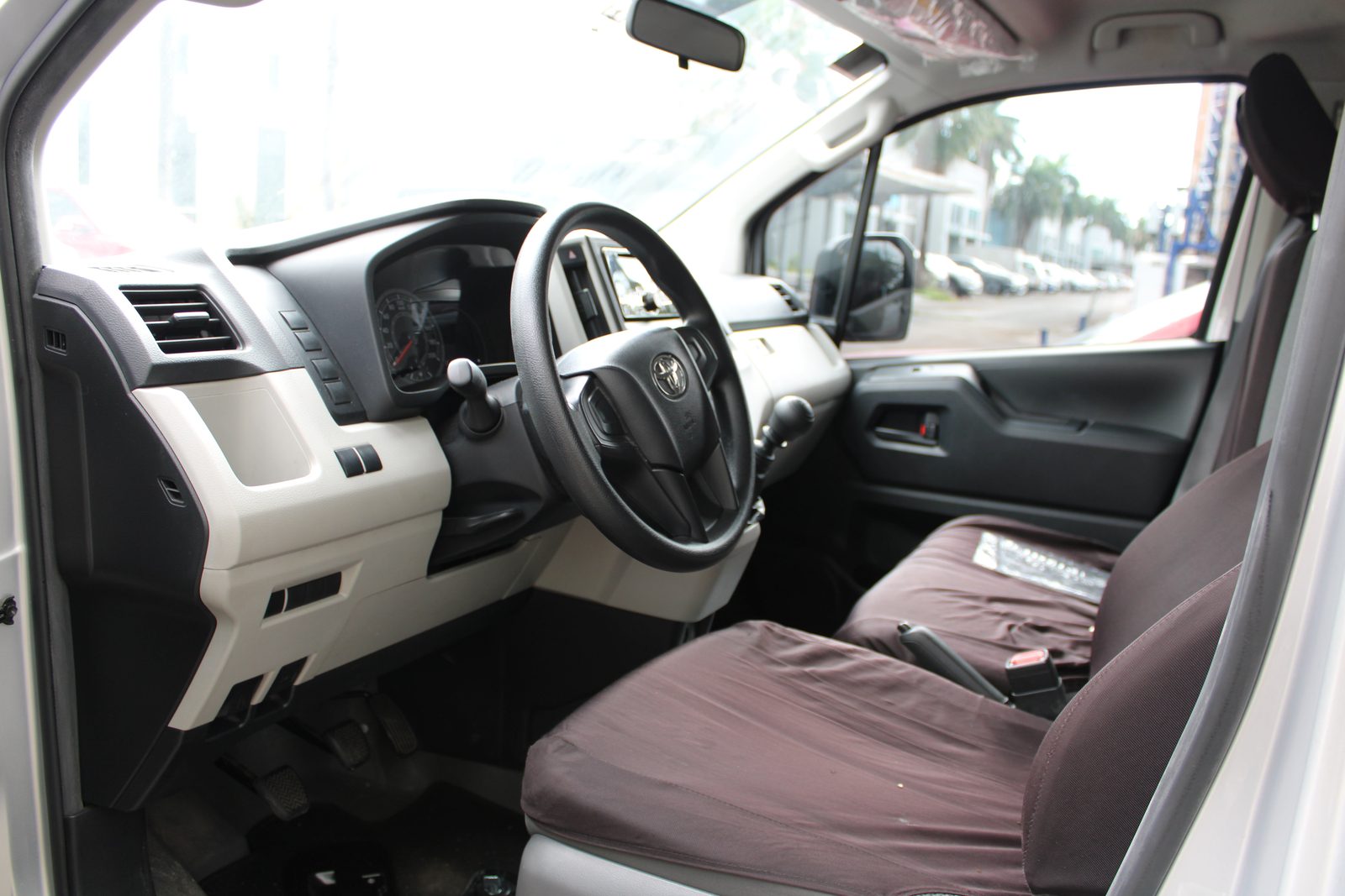 2022 Toyota Hiace Commuter Deluxe 2.8L, MT, DSL 36T photo 4