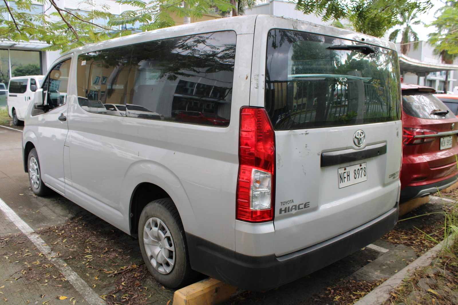 2022 Toyota Hiace Commuter Deluxe 2.8L, MT, DSL 36T photo 5