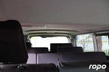 2022 Toyota Hiace Commuter Deluxe 2.8L, MT, DSL 36T photo 8