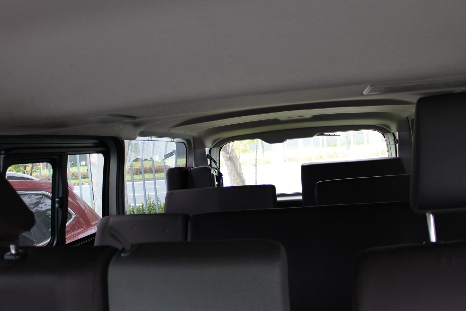 2022 Toyota Hiace Commuter Deluxe 2.8L, MT, DSL 36T photo 9