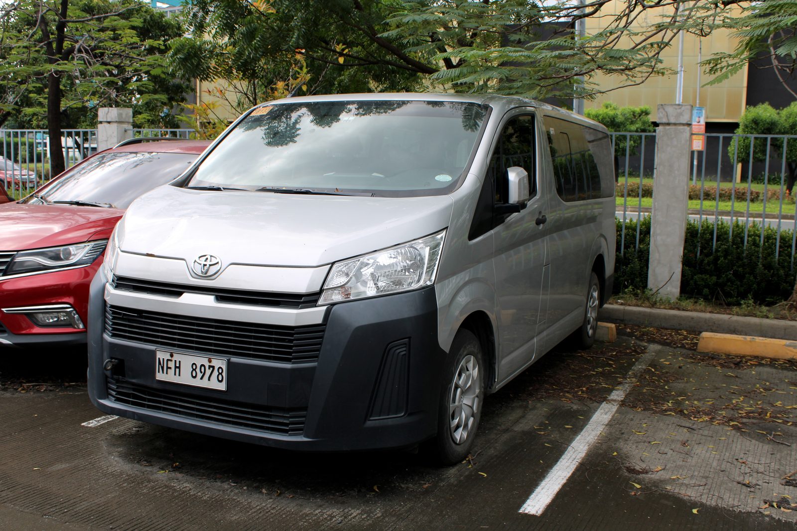 2022 Toyota Hiace Commuter Deluxe 2.8L, MT, DSL 36T photo 13