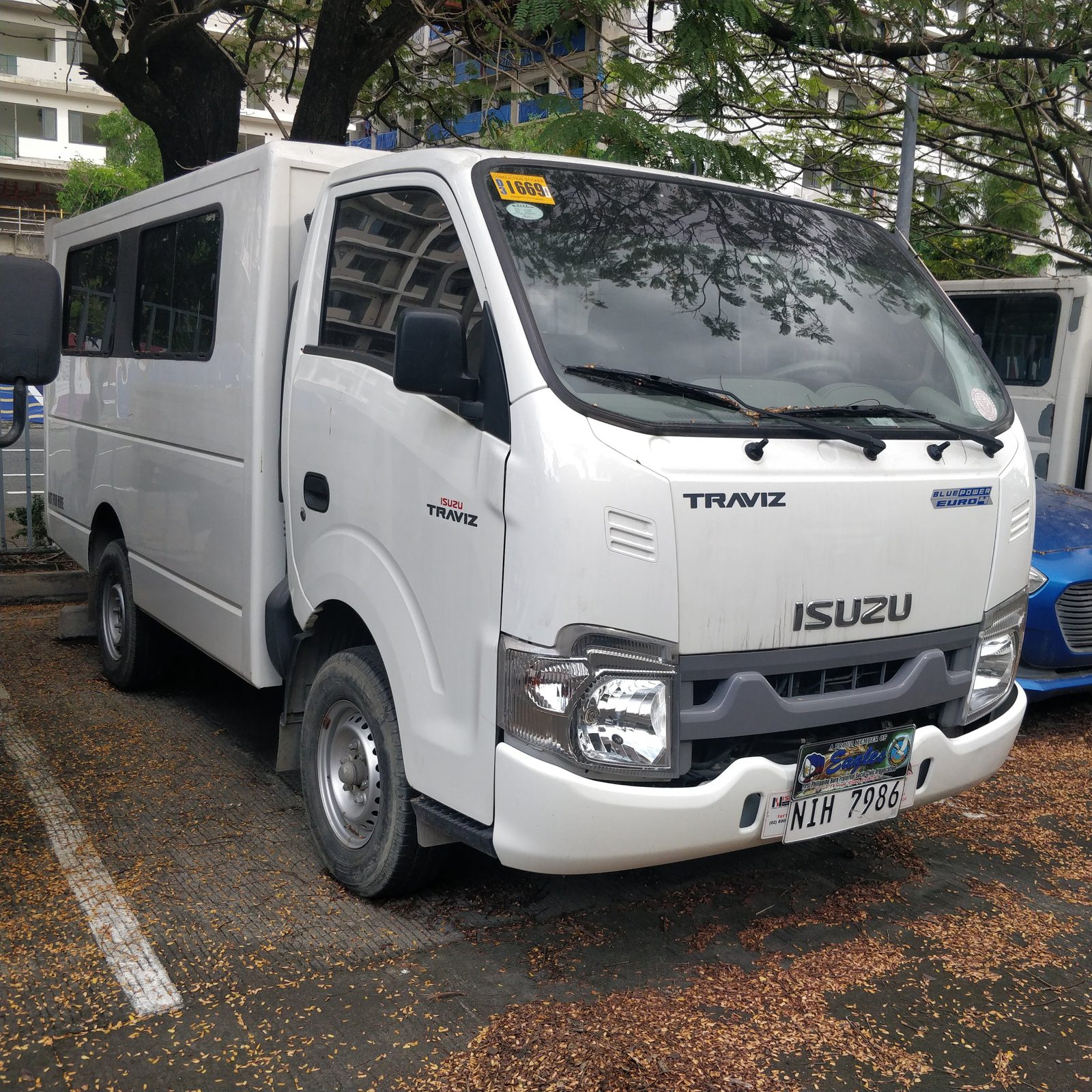 2023 Isuzu Traviz L Utility Van Dual AC, MT, DSL 18T photo 2