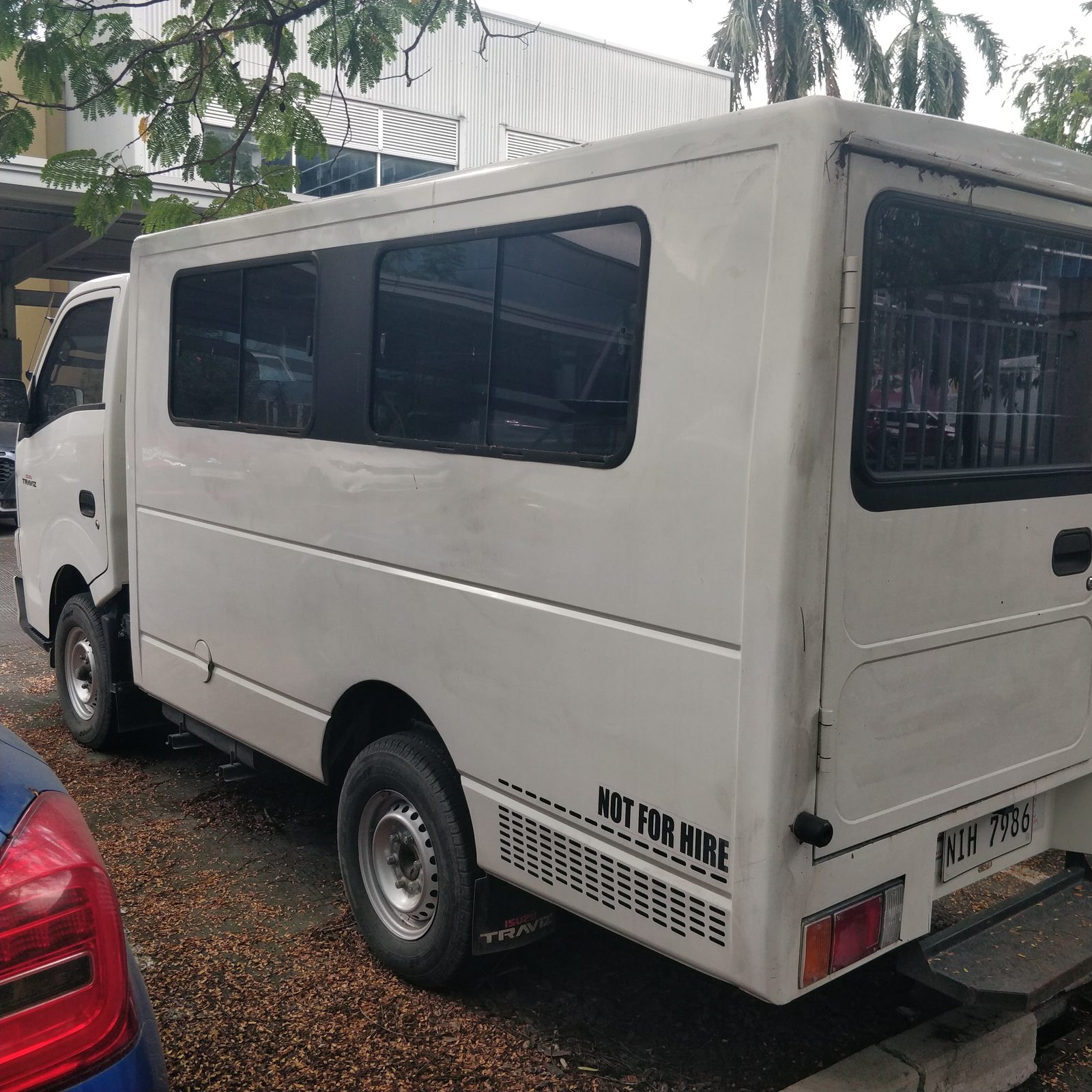 2023 Isuzu Traviz L Utility Van Dual AC, MT, DSL 18T photo 4
