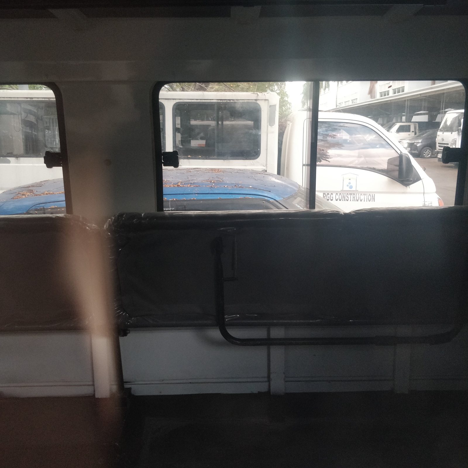 2023 Isuzu Traviz L Utility Van Dual AC, MT, DSL 18T photo 6