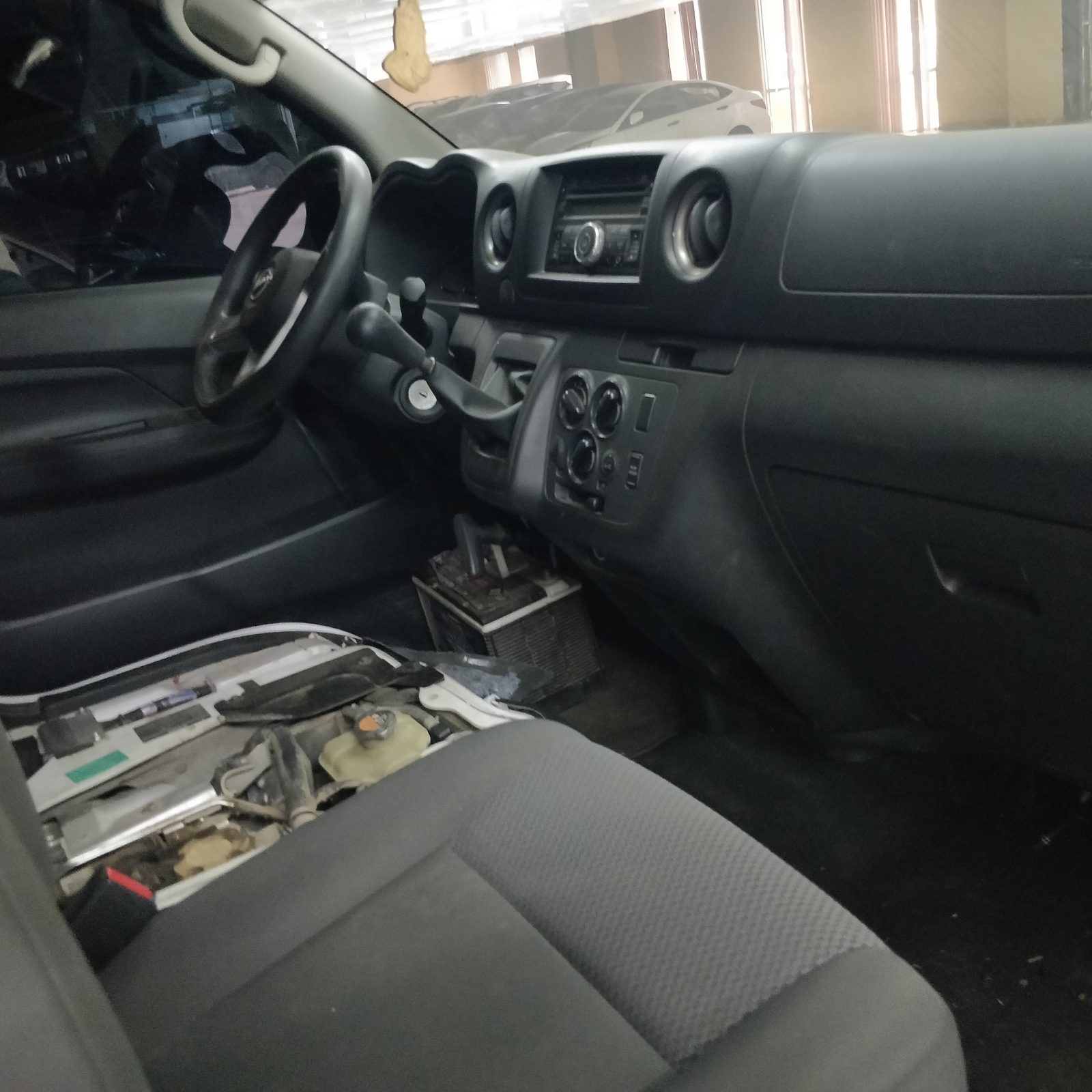 2023 Nissan Urvan NV350 15-Str, MT, DSL 96T photo 5