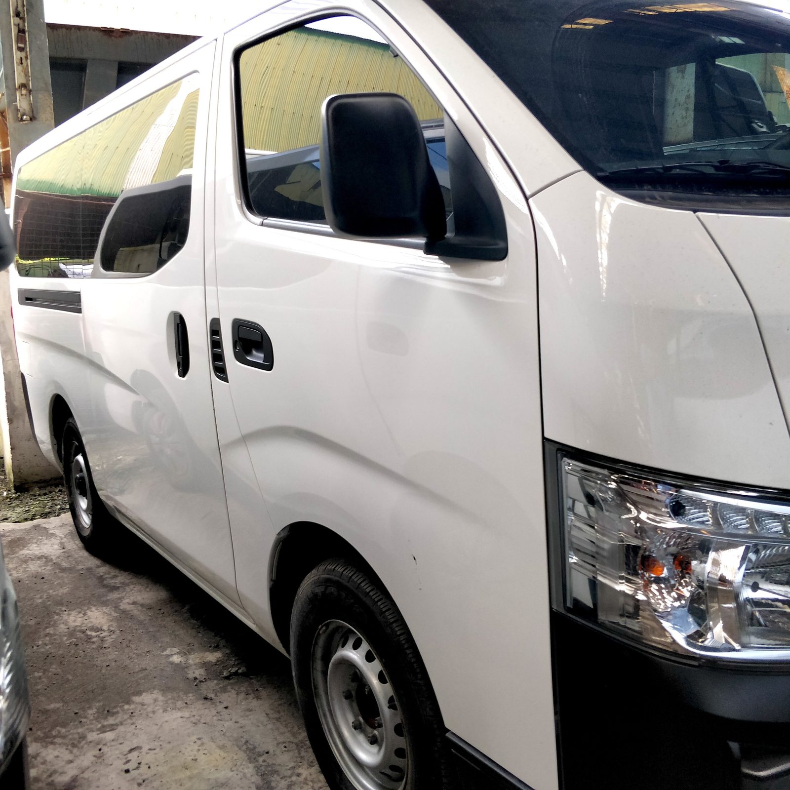 2023 Nissan Urvan NV350 Standard 18-Str, MT, DSL 43T photo 2