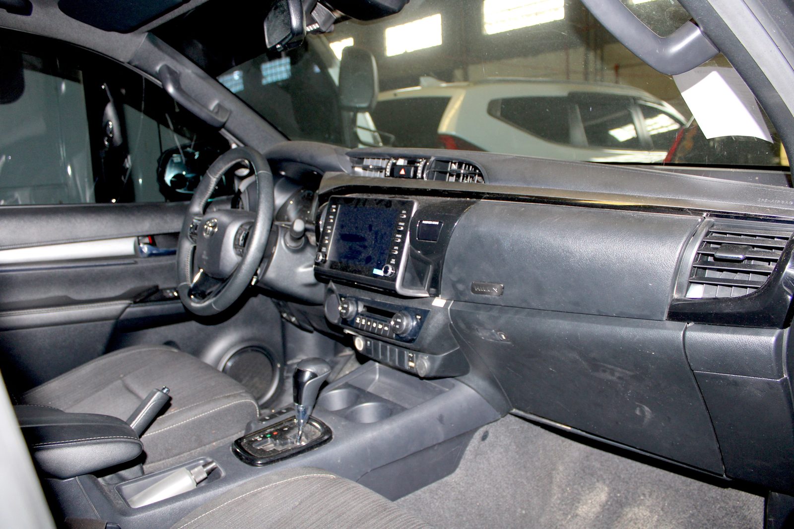 2023 TOYOTA - HI-LUX 4X2, A/T DIESEL, 19T photo 11
