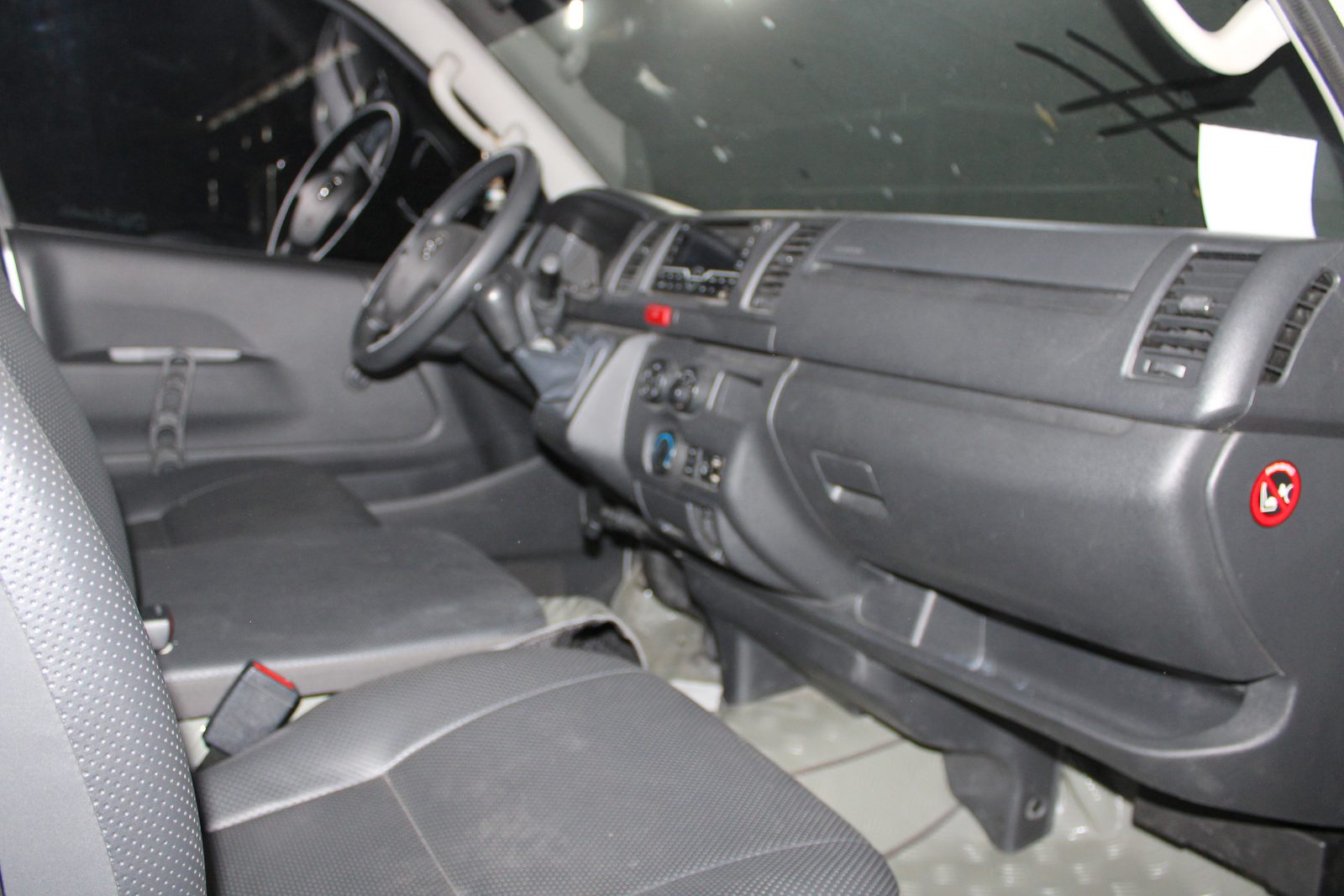 2023 TOYOTA-HIACE COMMUTER 3.0MT MPV, M/T DIESEL, 32T photo 4